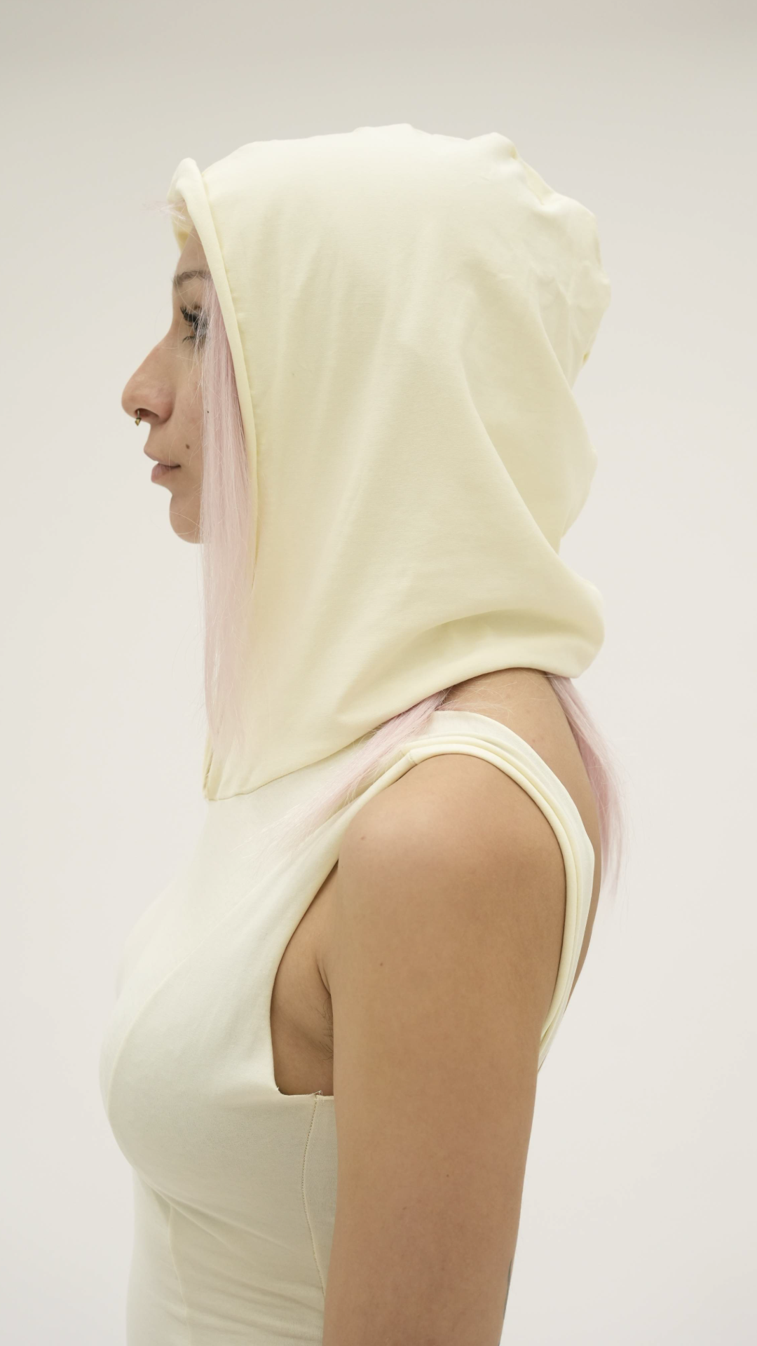  Short sleeveless jumpsuit with hoodie 